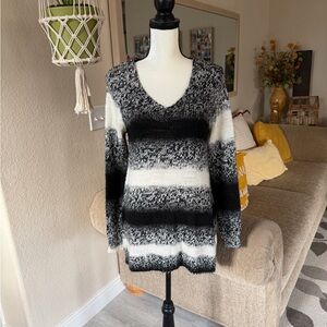 Women’s Questions Stylish Black and White V-Neck Sweater Wool